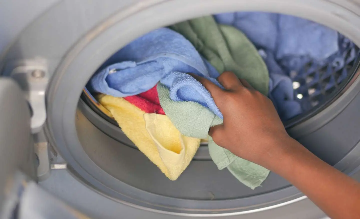 Non strizzi bene i panni in lavatrice: ecco cosa fare per renderli meno umidi