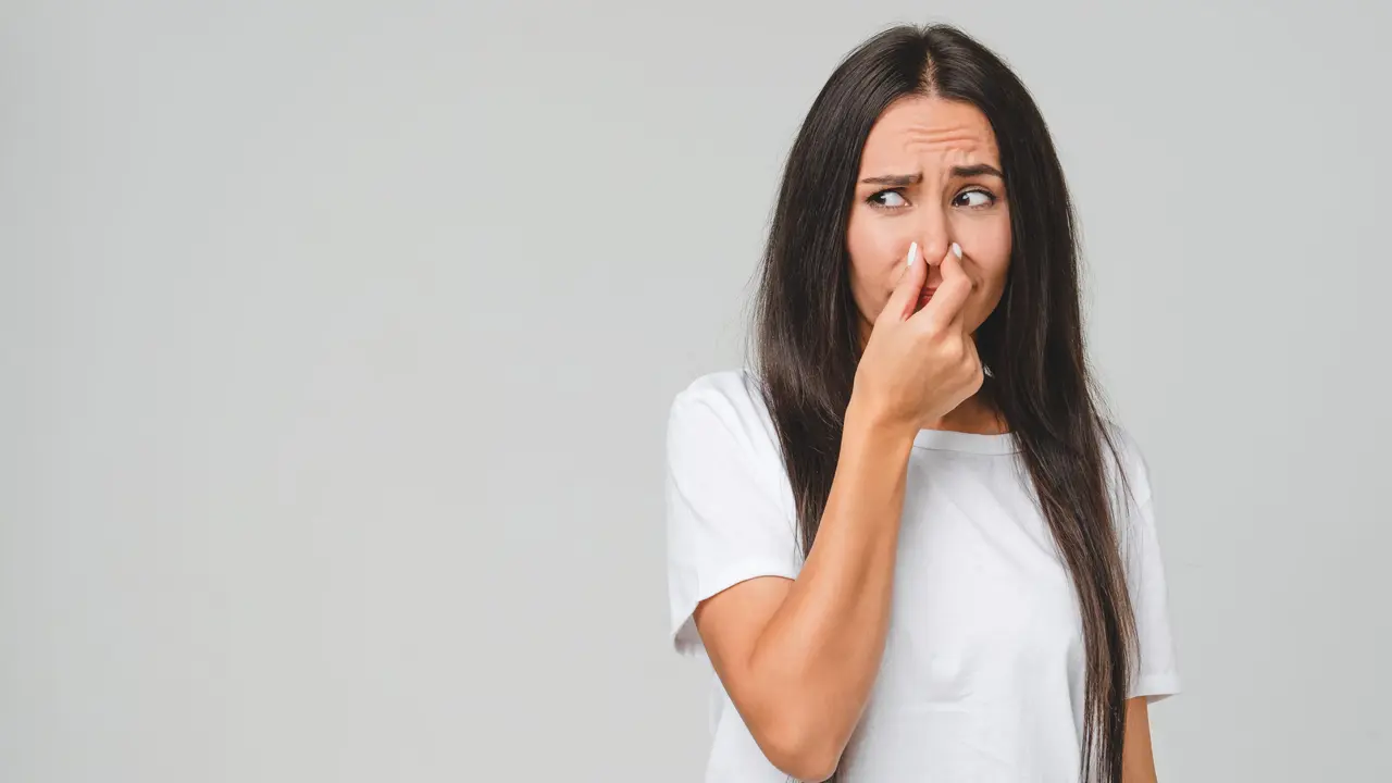 Trappola anti odori che funziona davvero: il metodo naturale per eliminare i cattivi odori