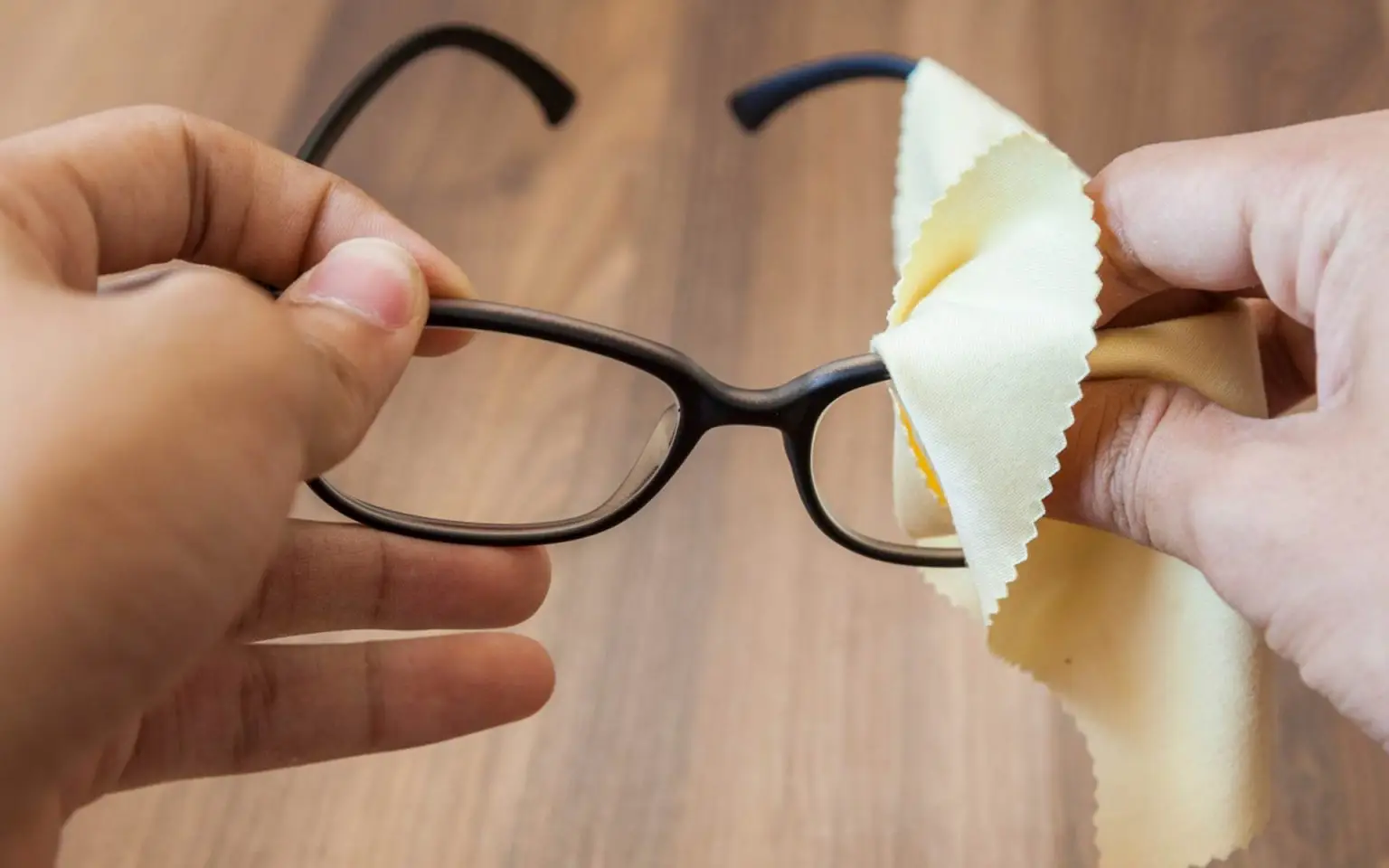 Come rimuovere i graffi dagli occhiali: il metodo facile e sicuro