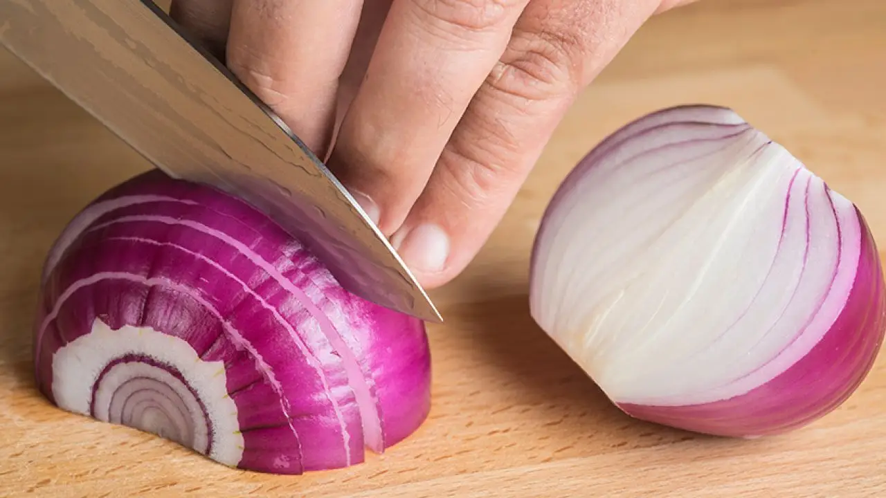 Eliminare l’odore di cipolla dal frigorifero: ecco il trucco definitivo che funziona