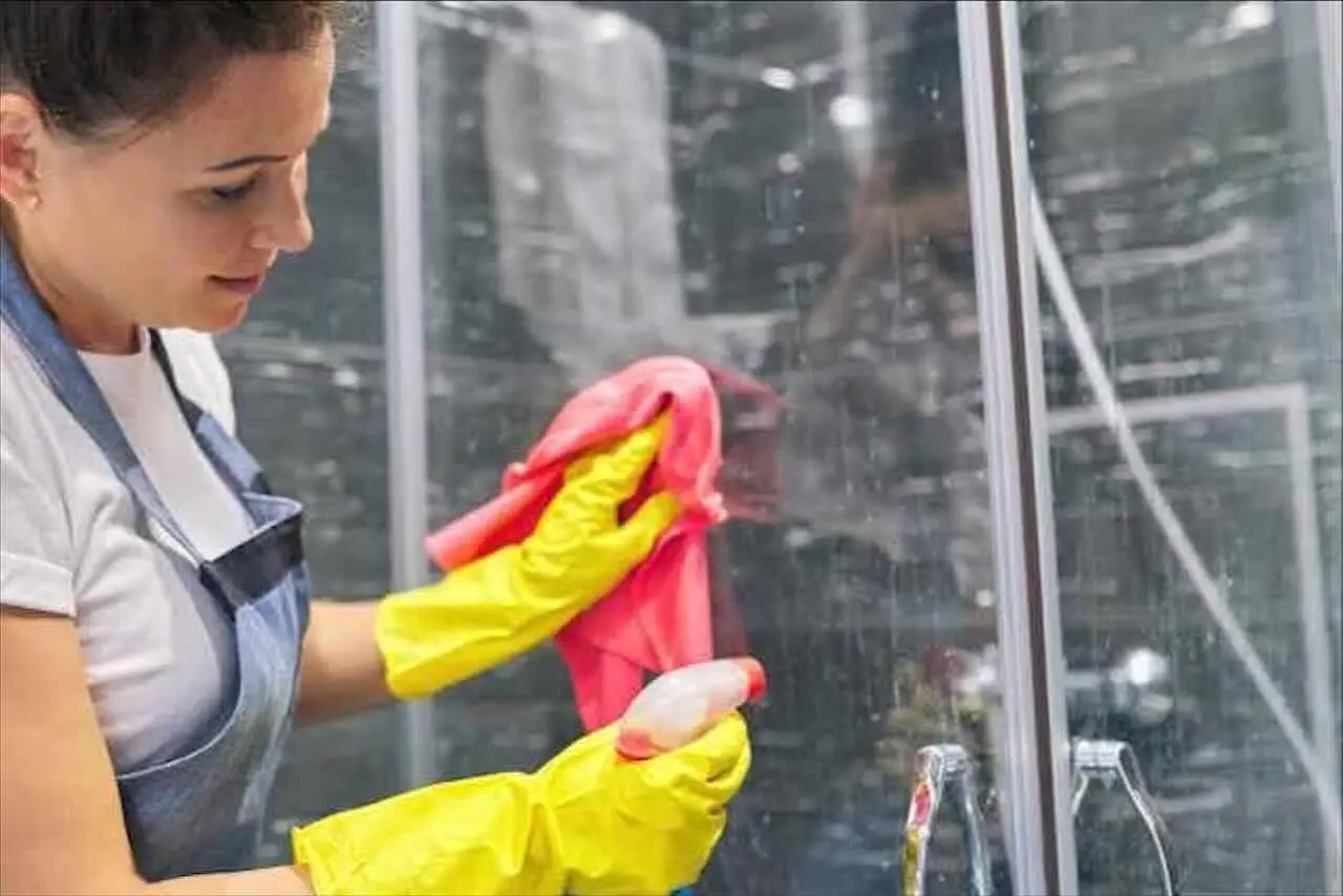 Assumere una donna delle pulizie? Ecco cosa dice la legge sul suo livello e stipendio