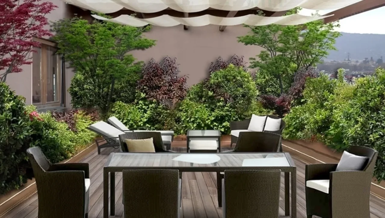 Le piante resistenti che trasformano il tuo terrazzo in un’oasi verde con poca manutenzione