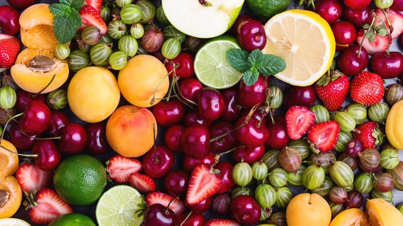 Non mangiare questi frutti a stomaco vuoto al mattino: ecco cosa succede