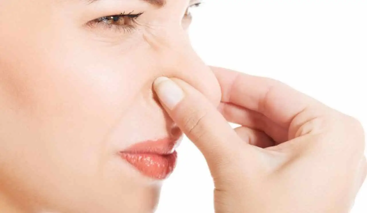 La tua pipì puzza troppo? Ecco cosa rivela sulla tua salute e come eliminare l’odore