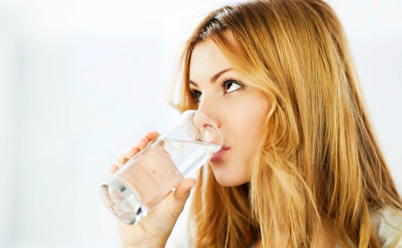 Bevi poca acqua? Ecco i sintomi allarmanti che stai ignorando e che ti stanno danneggiando